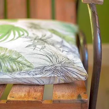 Sur Le Quai Bed & Breakfast