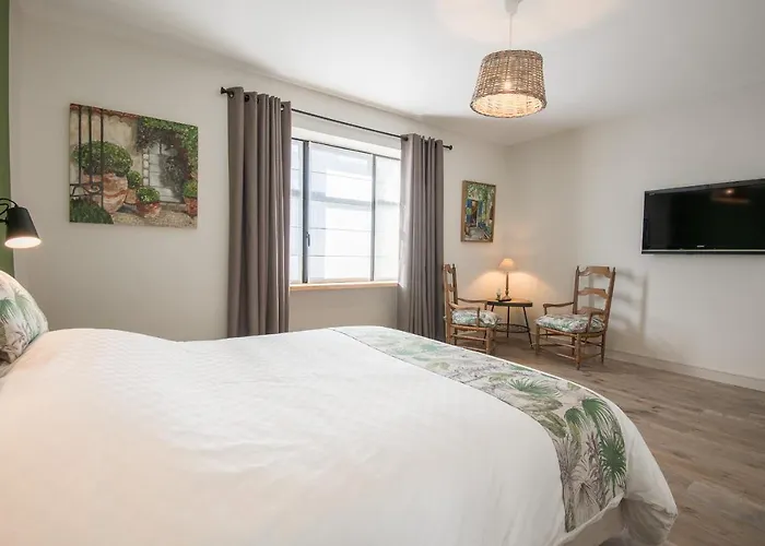 Sur Le Quai Bed & Breakfast 4*